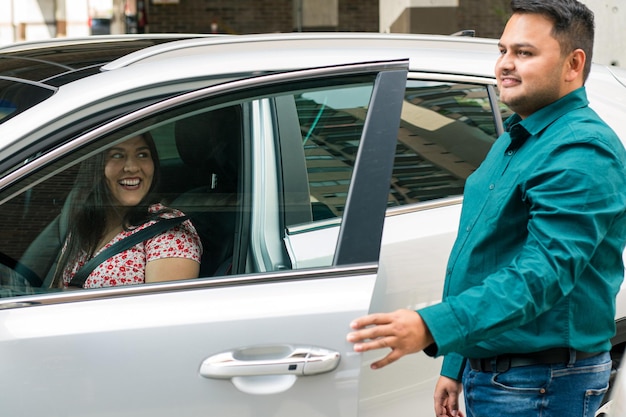 Emotion eines brandneuen Autos Abgeschlossenes Ziel der Beziehung