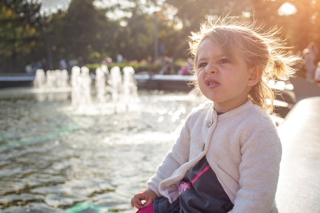 Emotion Ekel Gesicht. süßes grimassierendes Kleinkindmädchen im Park