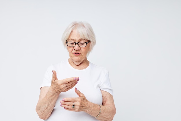 Emotionale ältere Frau Gesundheit Lifestyle Brillen Behandlung heller Hintergrund