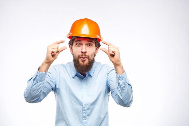 Foto emotionale arbeiter in orangefarbener farbe, sicherheitsbeamter im baugewerbe