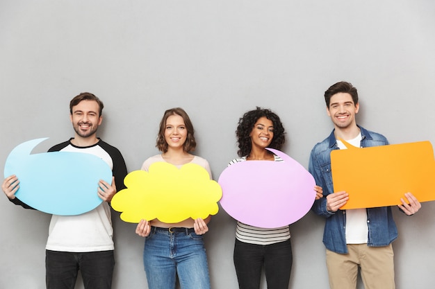 Emotionale Gruppe von Freunden, die Sprache und nachdenkliche Blasen halten.