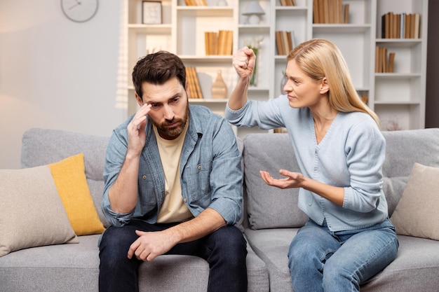 Emotionale Hilfe für kämpfende Familien, dargestellt als Mann und Frau, die sich heftig auf einer Couch streiten