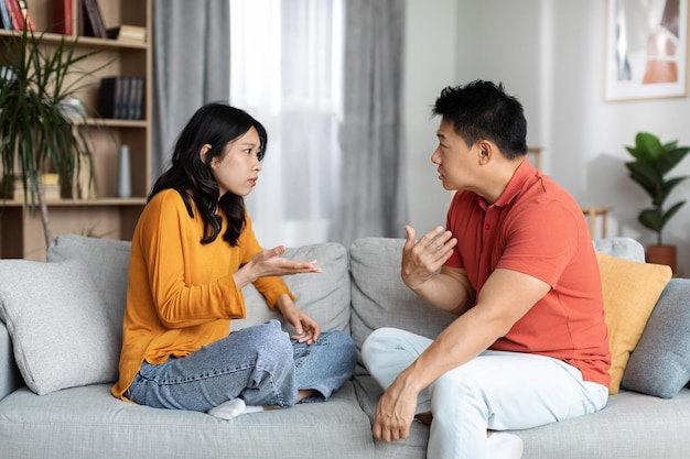 Emotionale japanische Liebhaber, die sich zu Hause streiten