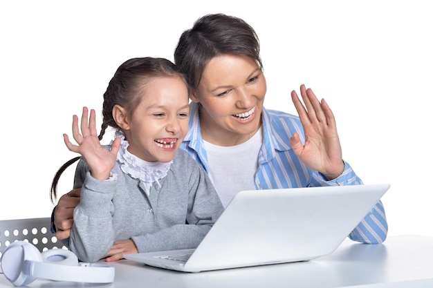 Emotionale Mutter und Tochter mit Laptop