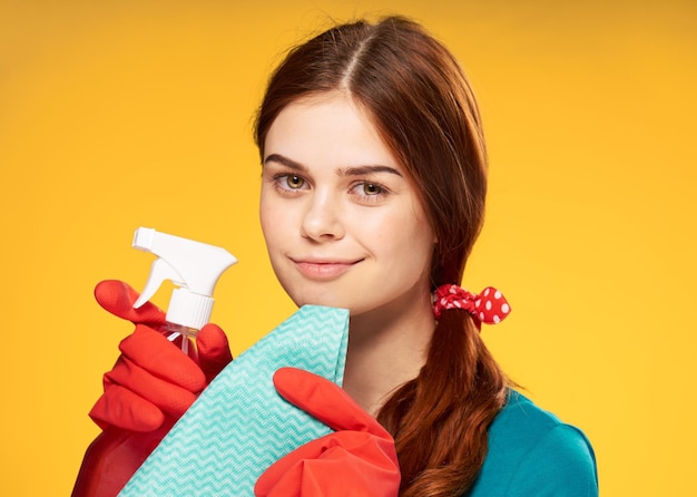 Foto emotionale reinigungsdame gummihandschuhe hausreinigung gelbe hintergrundperson