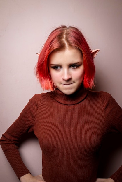 Emotionale Teenager-Mädchen mit rosa Haaren und Elfenohren