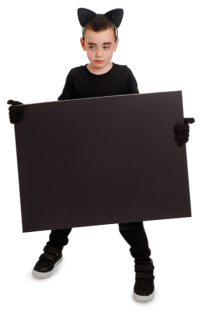 Foto emotionaler junge, verkleidet als schwarze katze mit poster isolated purim halloween