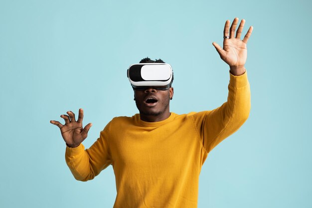 Emotionaler junger Afroamerikaner mit vr-Brille