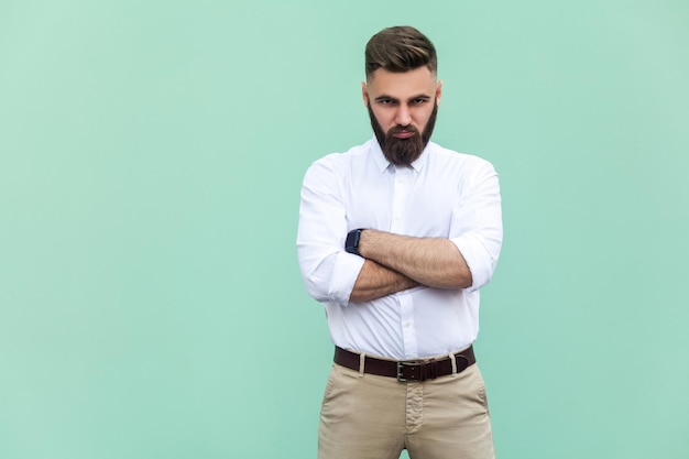 Emotionaler Mann im weißen Hemd nahe grünem Hintergrund