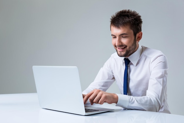 Emotionaler Mann und Laptop