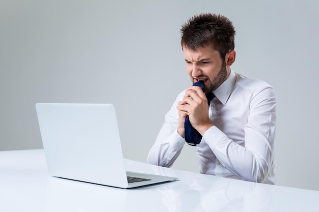 Emotionaler Mann und Laptop