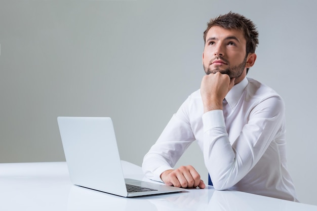 Emotionaler Mann und Laptop