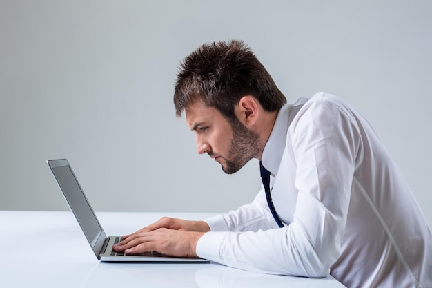 Emotionaler Mann und Laptop