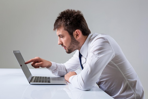 Emotionaler Mann und Laptop