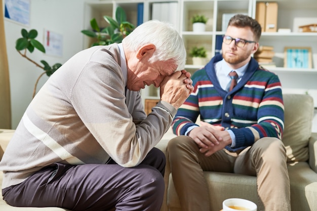 Emotionaler Patient weint während der Psychotherapie