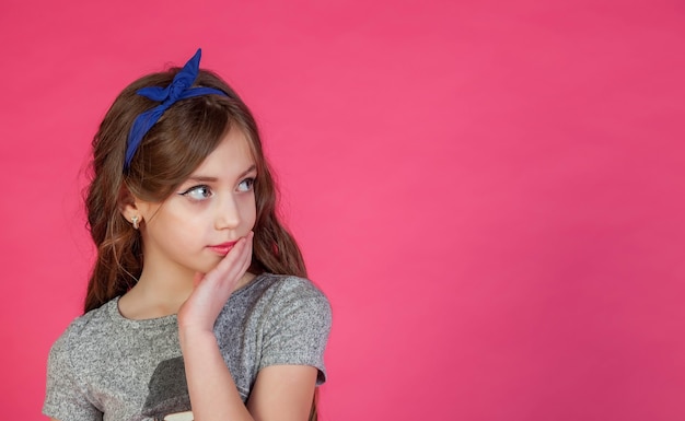 Emotionales 8-jähriges süßes Teenager-Mädchen, das denkt und wegschaut