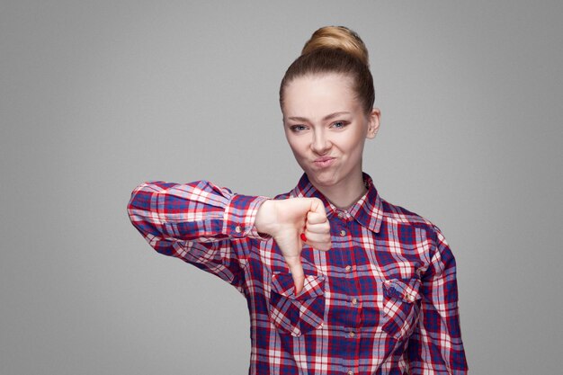 Foto emotionales blondes mädchen auf grauem hintergrund