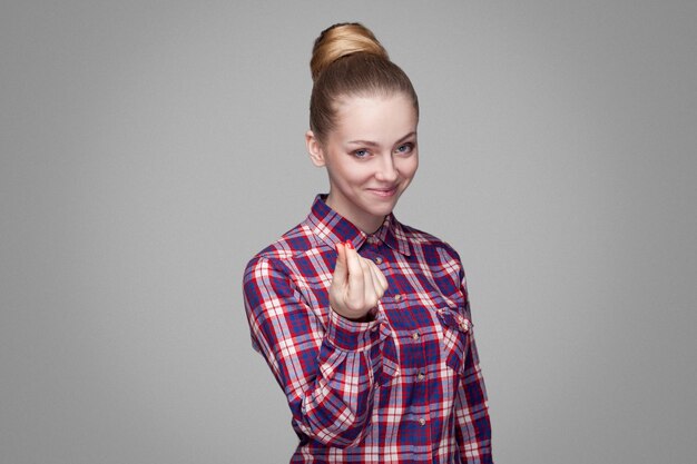 Emotionales blondes Mädchen auf grauem Hintergrund