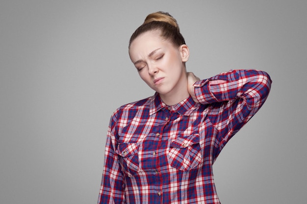 Emotionales blondes Mädchen auf grauem Hintergrund