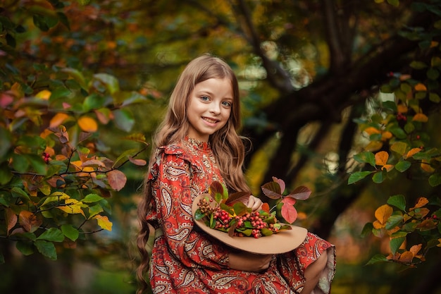 Emotionales Herbstporträt eines zehnjährigen Kindermädchens in einem Hut.