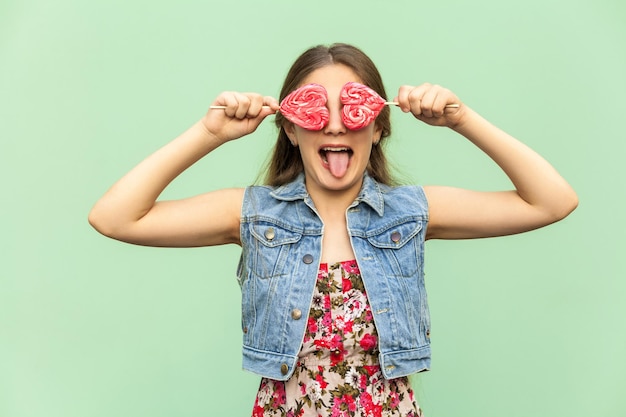 Emotionales Mädchen nahe grünem Hintergrund