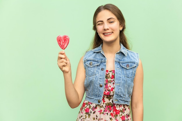 Emotionales Mädchen nahe grünem Hintergrund