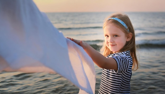 Emotionales Porträt eines kleinen Mädchens am Meer