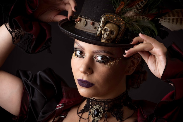 Emotionales portrait der jungen frau steampunk