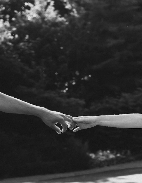 Emotionales Schwarz-Weiß-Foto vom Zusammenbruch der Beziehung zwischen zwei Menschen