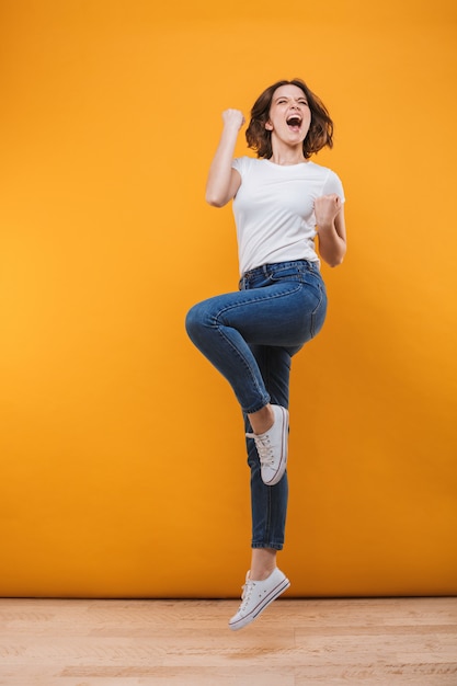 Emotionales Springen der jungen Frau macht Siegergeste.