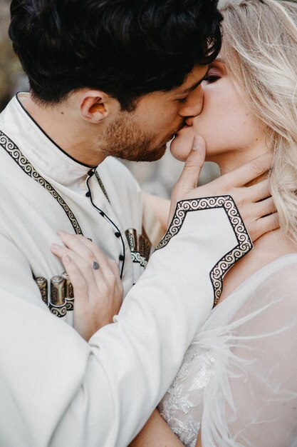 Emotionales Treffen Umarmungen und Küsse auf Bräute während der Hochzeitsfotografie Stilvolles Paar