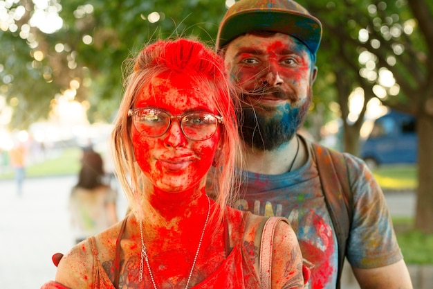 Emotionen, Menschen, Schönheit, Mode und Lifestyle-Konzept - Selfie-Foto-Touristenpaar mit bemaltem Gesicht, das das farbenfrohe Festival von Holi . feiert