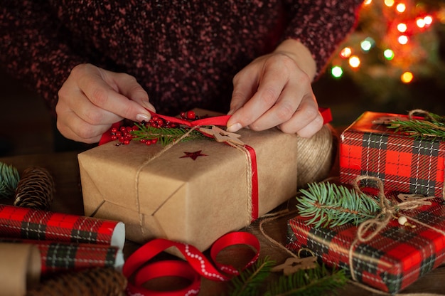 Empacar regalos de Navidad