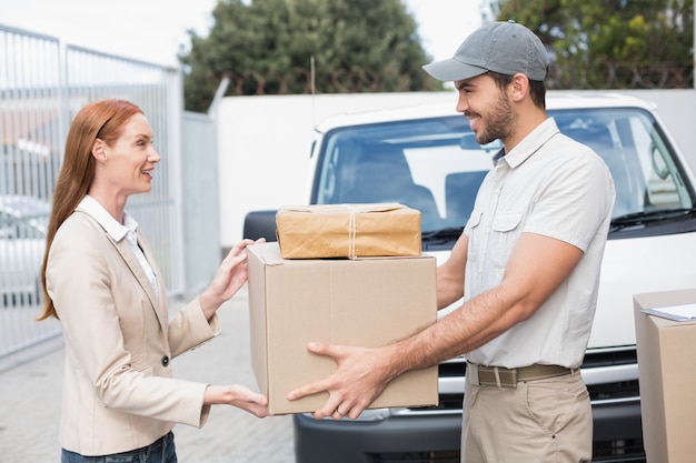 Empacotador de entrega passando encomendas para cliente feliz