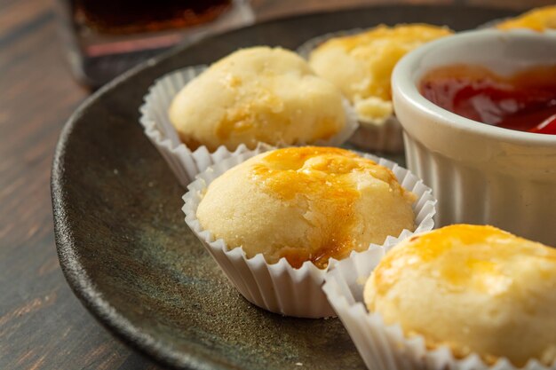 Foto 'empadinhas' ou mini torta em prato escuro