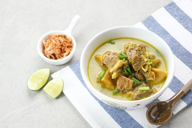 Empal Gentong Cirebon sopa de ternera tradicional con leche de coco comida indonesia