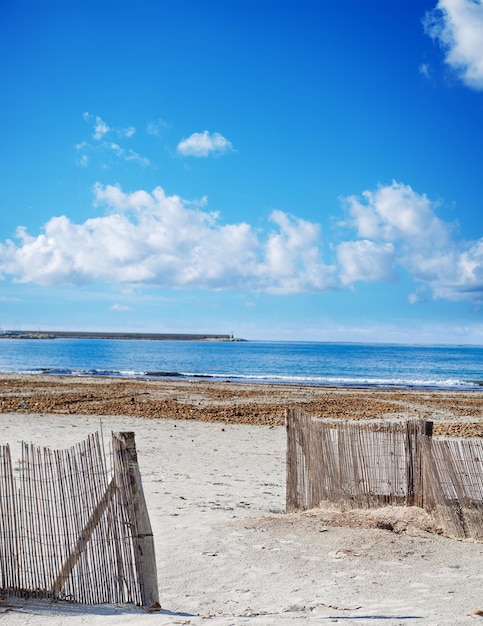 Empalizadas de madera por la playa en Alghero Italia