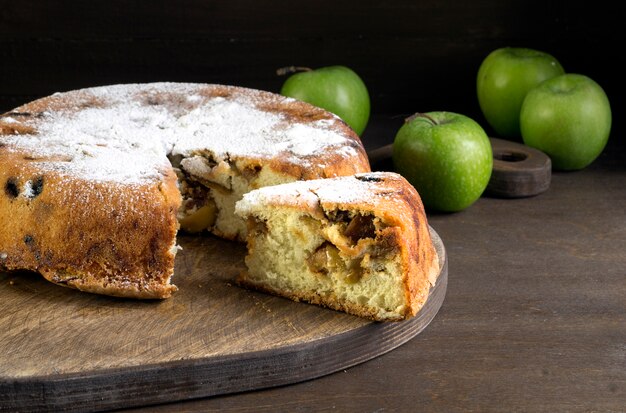 Foto empanada de apple rústica hecha en casa en un fondo oscuro.