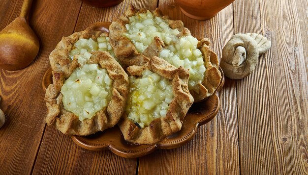 Empanada de Carelia con manzanas Las empanadas tradicionales generalmente tenían una corteza de centeno, pero la Carelia del Norte y Ladoga Carelia