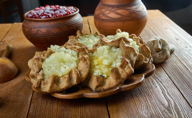 Empanada de Carelia con manzanas Las empanadas tradicionales generalmente tenían una corteza de centeno, pero la Carelia del Norte y Ladoga Carelia