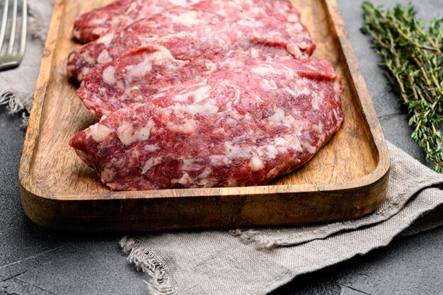 Empanada de carne cruda sobre fondo de mesa de piedra gris