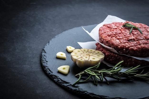 Empanada de carne de hamburguesa cruda sobre fondo de piedra