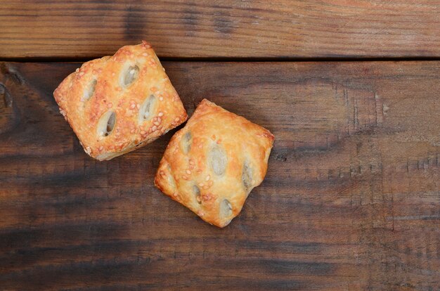 Una empanada de carne satisfactoria, que combina una pasta de hojaldre aireada y un relleno de carne de cerdo delicada con cebollas