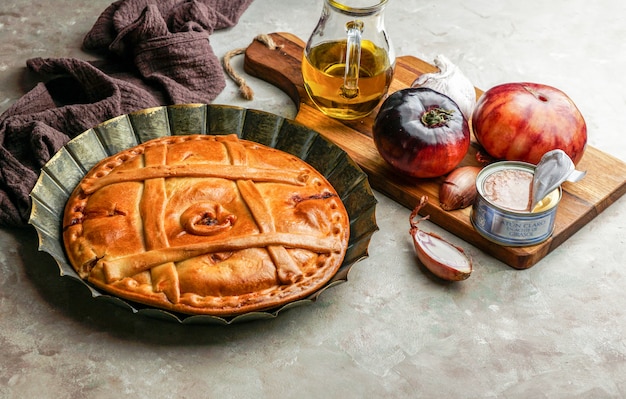 Empanada de atun gallega é um tipo de faturamento assado ou frito que consiste em massa e recheio, comum na América Latina e na Espanha, Galiza