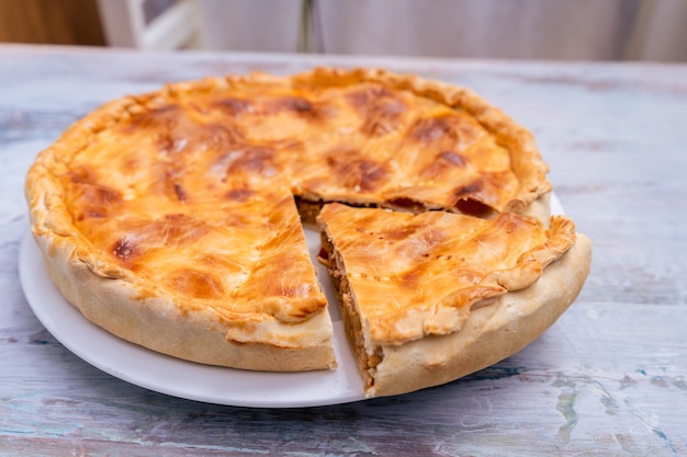 Empanada Gallega, planta tradicional de la cocina gallega, en España, Tarta de atún y verduras. Cocina tradicional.