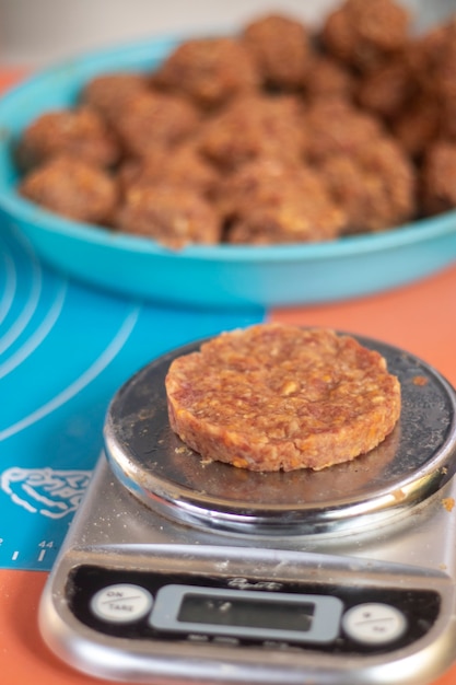 Empanada de hamburguesa casera en la balanza