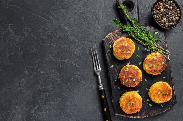 Empanada de hamburguesas veganas vegetarianas con verduras y hierbas.