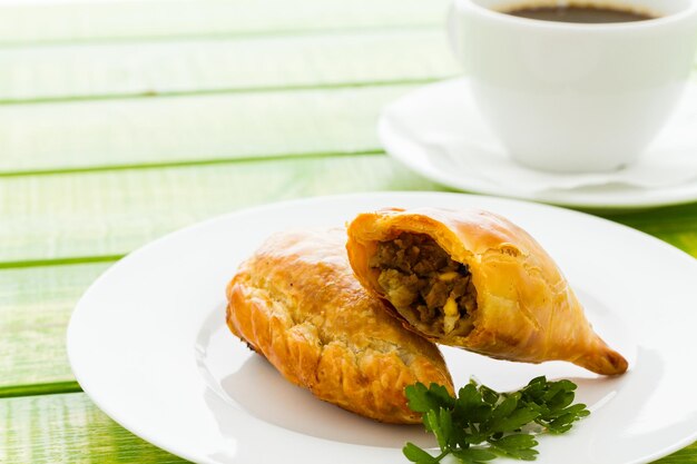 Empanada rellena de pan en un plato blanco.