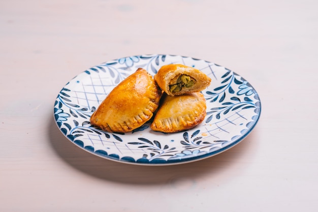 Empanada, torta de carne na superfície branca