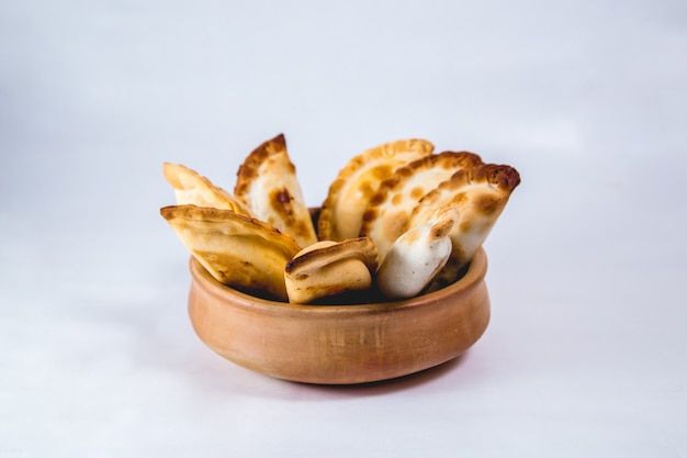 Empanadas de Argentina en una olla grande.